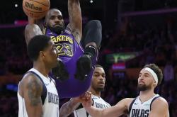 九游体育- 詹姆斯在独行侠比赛中突破纪录,败北引发热议的原因 